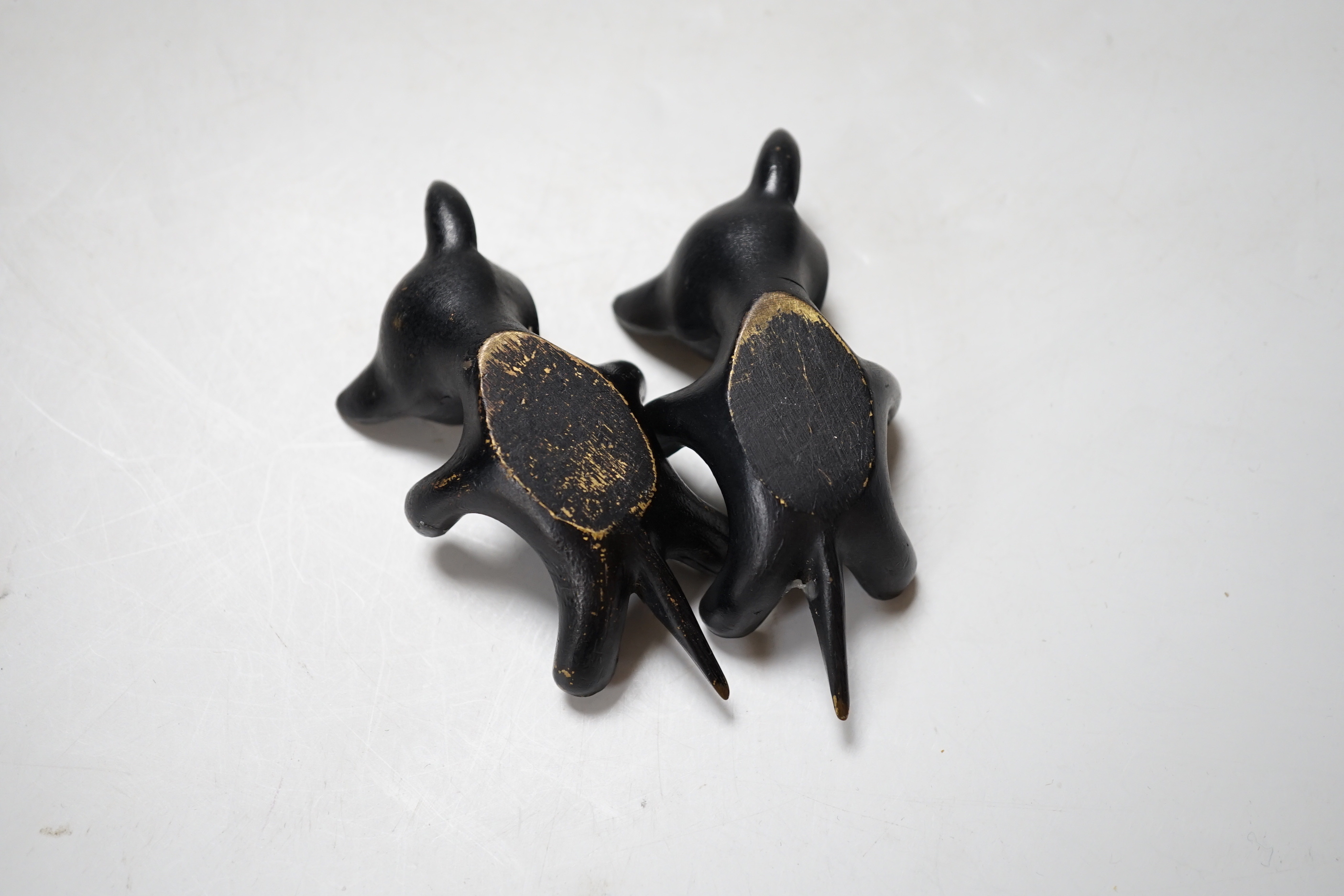 A Hagenauer style pair of cats in brass 1950s/60s, 8cm